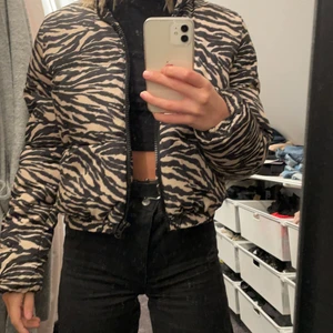 Jacka - En tjock skön jacka som passar bra till hösten och vintern aldrig använd köpt för 400