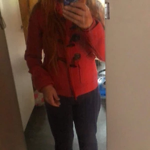 Redoute creations xs - Orange vinter kavaj med duffel knäppning och huva.🥰