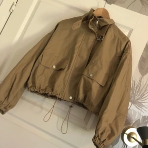 Jacka storlek xs - Jacka från Gina Tricot, oanvänd endast testad. Ordinarie pris 600kr säljer för 100kr + frakt. Skriv för fler bilder