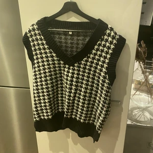 En stickad väst från SHEIN  - Tyvärr va den för stor för mig och jag kan inte sicka tillbaka den, så jag säljer den här. 