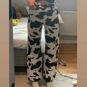 cowprint-byxor - (köp direkt för 200kr) Säljer mina så coola cowprint byxor då de inte riktigt kommer till användning :( Älskar dom så mycket men känner att någon annan kommer använda dom mer!! 💞 Skriv för frågor/bilder💞⭐️🌈