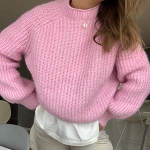 Säljer denna underbart fina tröjan från Zara! Köpte den i Palma på Zara i September och den är använd en gång. Är det flera intresserade blir det budgivning! Bud är bindande. Kram💗 (Finns fortfarande kvar även fast de står såld)