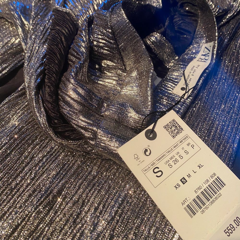 Ssuuuupercoola glittriga byxor från zara, ena benet är vanlig byxa och andra benet är slits som man knyter, aldrig använda tyvärr, det är svårt att ge en uppriktig bild av hur byxorna egentligen ser ut på så skriv för fler bilder så skickar jag!! 🌸 . Jeans & Byxor.