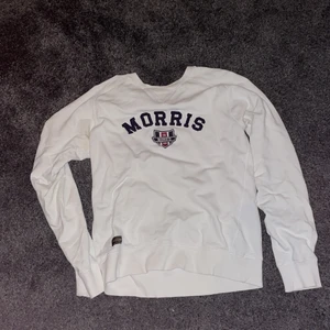 Sweatshirt - En gammal favorit från Morris. Säljer nu pga att jag växt ur den. Har använt den ganska flitigt men inga som helst flaws (möjligtvis någon fläck, men det ska gå bort i tvätten. Storlek S. Nypris: Runt tusen lappen, jag säljer för 99kr. Hör gärna av er