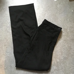 Kostymbyxor - Dom perfekta kostymbyxorna🥺 Ganska raka ben men lite vida. Tvyvärr för små för mig o bara använda typ 1 gång.