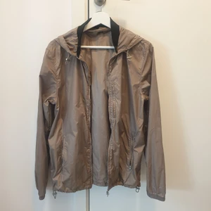 ACNE STUDIOS Vindjacka  - Stilsäker vindjacka från ACNE STUDIOS. Endast använd en handfull gånger så jättebra skick. Storlek 46 och har använts som oversize jacka men fungerar för flertalet storlekar vilket är toppen! 