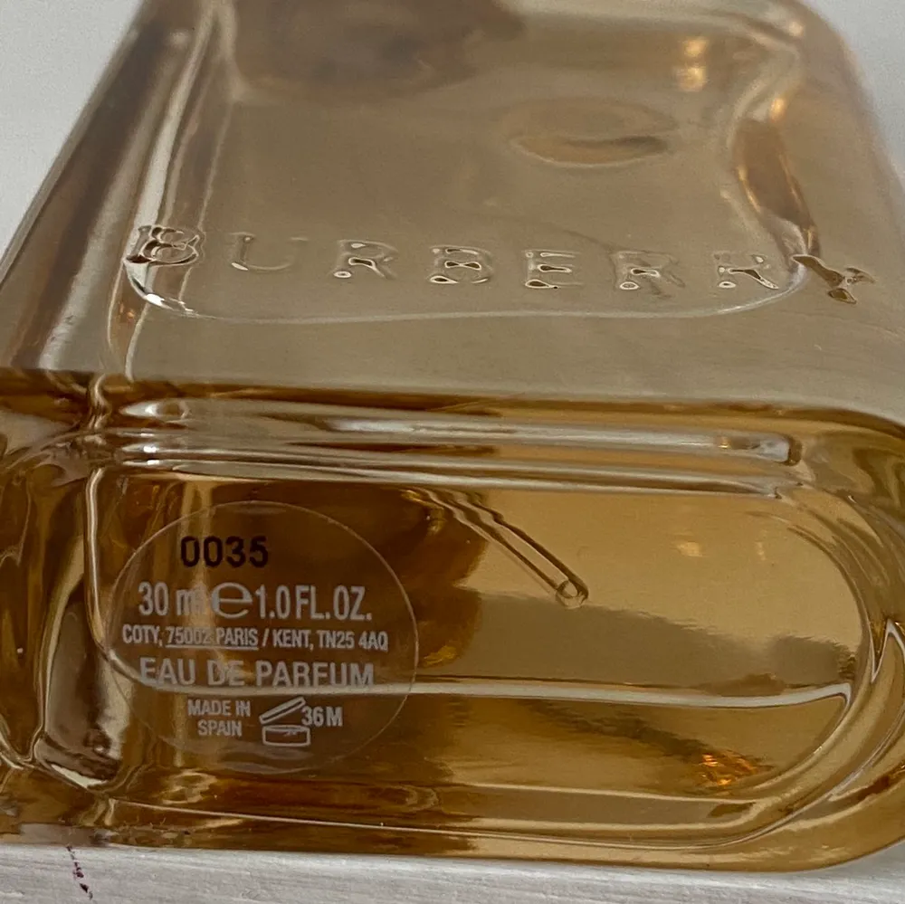 Något använd parfym från burberry. 30 ml. Nypris 700 kr.. Övrigt.