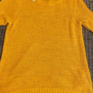 En gul/orange tröja från glad rags, märke only. Storlek S men passar någon som har xs. Nypris 250 kr.