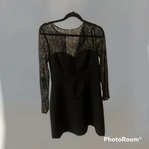 Spetsklänning  - Spetsklänning med kostymbyxa material på nedre delen. Använd endast 1 gång. Storlek M men passar S. 