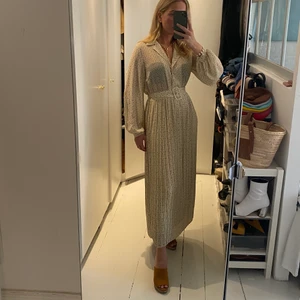 Prikket kjole - Prikket kjole med bælte, aldrig brugt 