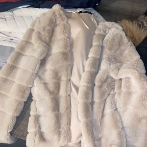 Fake päls jacka  - Säljer denna jackan då den aldrig kommer till användning. Storlek S men skulle säga att den är mer som en Xs.