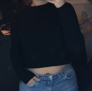 Svart ribbad tröja  - Svart långärmad tröja från bik bok. Som är ribbad och stretchig. Den är endast testad och prislappen är kvar. Köparen står för frakten 🤍