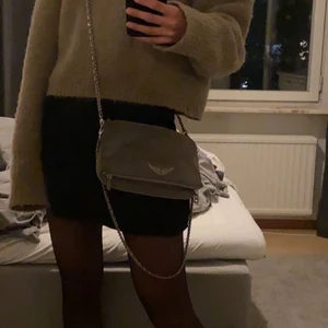 Zadig & voltaire väska - Väska från Zadig och Voltaire, bra skicka inget trasigt bara mockan som blivit lite mörk Jag vill bli av med den då den inte kommer till användning alls, det bara skriva vid intresse pris kan diskuteras☺️