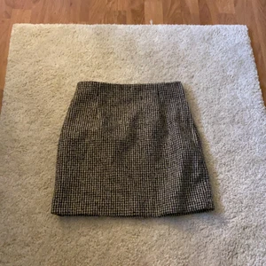 Kjol - Kjol ifrån HM i storlek 34, använder tyvärr inte då jag säljer den! Perfekt nu till hösten