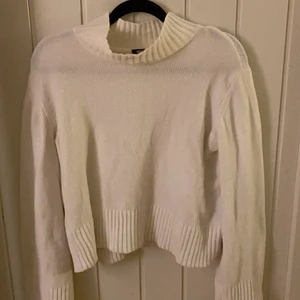 Tröja - Tröja från gina tricot i storlek xxs men skulle säga att den passar som xs/s mer. Väldigt skönt material och lite högre i halsen, passar perfekt nu till hösten🍁💞