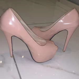 Klack skor - Säljer mina klackar, i ny skick, Aldrig använda bara lite dammiga pga de legat i förrådet st 36. 