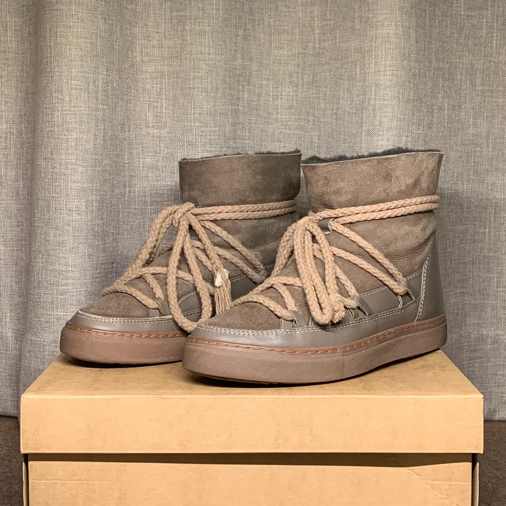 INUIKII. Äkta Inuikii skor, färg ”Classic Beige”. Använder inte, små defekter på ena snöret. Nypris: 2699kr❄️🌨️. Skor.