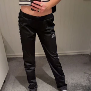 Lågmidjade kappa byxor - Lågmidjade Kappa byxor i storlek xs! Fint skick ändast använda ett fåtal ggr. Kan skickas mot fraktkostnad.😊