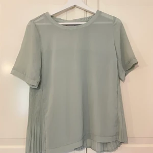 Tröja från x&circle  - En mintgrön blus ifrån ett märket som jag själv inte känner till😆, men i mycket fint skick och nästan aldrig använd. 💖