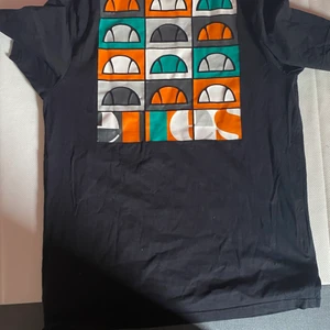 Ellesse t shirt  - Säljer min ellesse t shirt för att den inte kommer till användning. Inte använd många gånger alls. Storlek L. Köpt för 300 kr så säljer den för 100 kr plus frakt 
