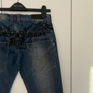 Jeans med häftigt tryck - Säljer ett par asballa jeans med dödskalle print på baksidan som jag köpte av en annan tjej här på plick. Tyvärr är dessa för små för mig och söker därför en ny ägare! Skulle uppskatta att de passar någon med XS, och någon som är 166cm och neråt. Bra skick. 