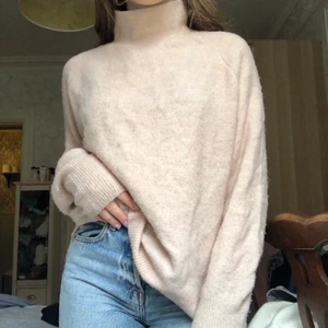 Rosa stickad tröja - Superfin rosa tröja med polo i jätteskönt material! Säljer då den ej kommer till användning (använd ca 3 gånger). Sista bilden visar färgen bäst!!!