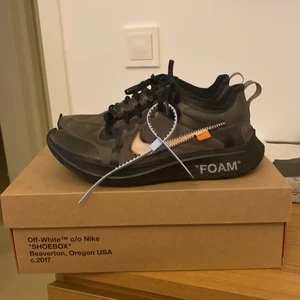 Nike off white zoom fly - Tjenare säljer minna zoom flys som jag köpte för cirka 3 år sen ifrån stockx.  använda men rätt fräsha ända negativa är att det är ett hål i ena skon (se bild 3) inte nått som syns när dem är på eller på längre håll. Nypris cirka 6 tusen.