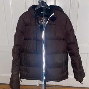 D.Brand jacka brun - Intressekoll på denna bruna jacka ifrån D.Brand. Perfekt nu till vintern! Använt skick men inga skador, kan finnas små fläckar som inte syns. Storlek M, sitter fint oversized på mig som har S vanligtvis. Nypris 1999kr🤎 jätteskön å varm!