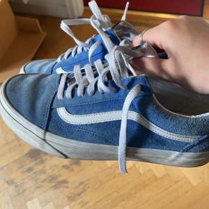 Säljer nu ett par blåa låga vans. Skorna är använda och färgen har blekts något. Skorna har alltså blivit ljusare än förut men själva skorna är inte slitna.