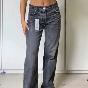 Mid rise jeans - Zara jeans, helt nya i storlek 34, med prislappen kvar på!!! ❤️❤️ Mina är redan avklippta 