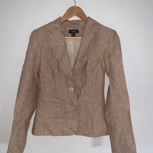 Beige kavaj - Säljer denna kavajen i färgen beige och storlek 34. Den har axelvaddar och jag har aldrig använt den då jag tyckte den satt för tight på mig. I mycket fint skick och säljes för 120kr + eventuell frakt 📦 🥰