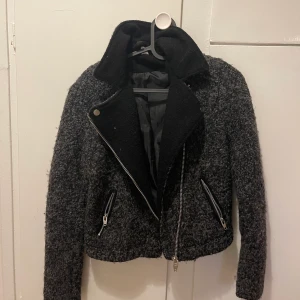 Jacka  - Jacka i lite varmare material, säljs pågrund av att den sitter lite för tight på mig. Den är i storlek xs 