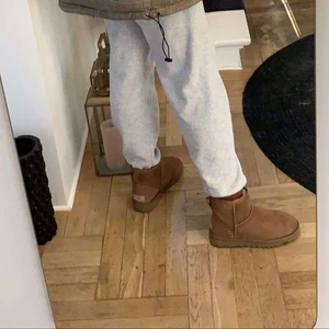 uggs 38! - superfina uggs i storlek 38! sjukt mysiga nu till vintern ( obs. första bilden lånad)