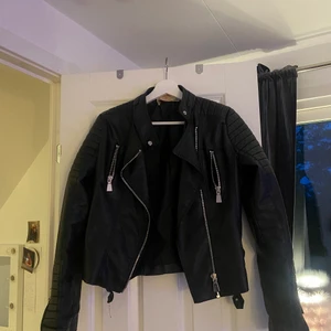 Fin skinnjacka!  - Säljer en fin skinnjacka från Chiquelle. Storlek: 42, passar S/M/L