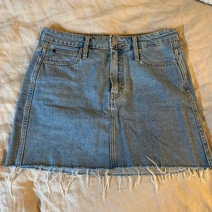 Calvin Klein Kjol - Säljer min fina Calvin Klein kjol med fin röd detalj på sidan av kjolen! ✨ köpt för ca 1000, kan tänka mig gå ner i pris vid smidig affär🌙