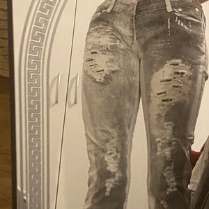 Grå Jeans - Super fina och bekväma grå och vita slitna vintage jeans! De är lågmidjade. Står att storleken är XL/42 Men passar mig som är storlek 36 S/M