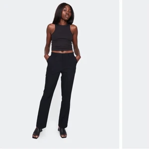 Kostymbyxor från bikbok ⚡️ - Intressekoll på mina snygga kostymbyxor från bikbok som är i storlek 38 men passar även 36! Dom heter ”Vilma kostymbyxa” & är i jättebra skick!⚡️🤍Dom sitter ganska midrise på mig!⚡️skriv privat vid intresse eller för egna bilder!🤍