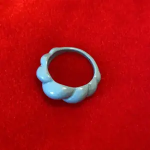 Super snygg ring som går med allting <3 Även bra kvalite!