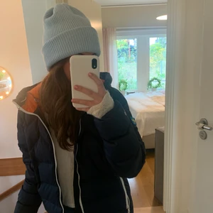 Blå mössa - Jättefin babyblå mössa från byanastasia i kashmir-och ullblandning. Såå gosig och sparsamt använd. Originalpris: 300 🥰