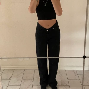 Svarta jeans  - Svarta straight leg relaxed jeans som jag säljer då de är för stora :( högmidjade på baksidan med en V shape som framhäver midjan. Byxorna är i storlek 29 och längd 32, sitter perfekt över skorna på mig som är 163 men lite långa utan skor. Byxorna är i mycket bra skick då jag bara använt dem 4 gånger! Nypris 600 kronor! 