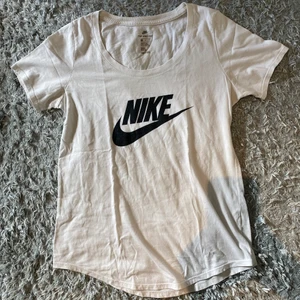 Nike tröja - Nike T-shirt som är skön att träna eller sova i. Storlek M men passar S/L också.