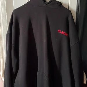 Playboy hoodie  - Super fin hoodie som inte kommer till användning få den är lite för stor för mig:( köpt här på Plick. Jag köpte den för 380kr och inte använt sedan dess endast tvättad en gång av mig då ja nu ska sälja den, bara höra av sig vid intresse så länge du är seriös❤️