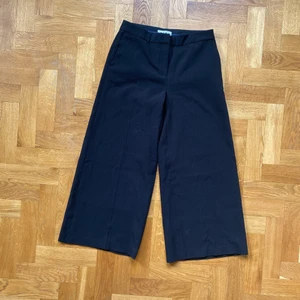 Svarta sköna byxor - Säljer dessa svarta byxor i storlek 34 från Wera. De är använda bara ett fåtal gånger. 