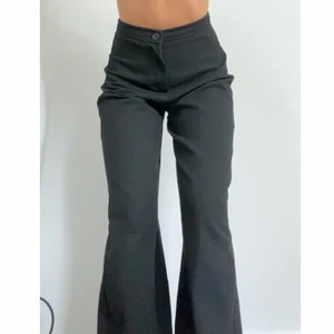 Bershka byxor strl 32 - Säljer dessa superfina svarta kostymbyxor i modellen ”Wide Leg” från Bershka i strl 32. Beställde fel storlek, så dessa är helt oanvända med prislapp kvar. På de två första bilderna bär jag exakt samma byxor men i min rätta storlek då just dessa 32or är lite små för mig!🤍 Pris är exklusive frakt. Skriv till mig vid frågor! 
