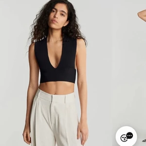 Padma topp från Gina Tricot, stl M - Finaste toppen kan nu bli din! Så smickrande på och går att justera med knytningen bak. Helt ny och i så fint skick! Nypris: 299kr. Köparen betalar frakt. 