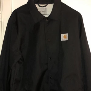 Carhartt - Säljer en (carhartt watch cost jacket) i storlek M då den blivit för liten. Cond 8/10 välanvänd men inga skador eller märken. Ny pris 1300kr