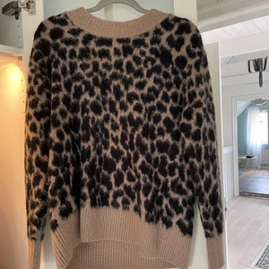  Mysig varm tröja  - Säljer min jätte fina tröja! Är i bra skick och är så mysig. Passar perfekt nu till hösten. 