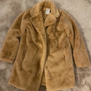 Jacka - Superfin jacka till hösten eller vintern köpt på Bella, köptes för ca 1000kr men säljer den för 400kr, frakten är gratis. Den är Xs men passar även S. Finns även att hämta i katrineholm eller Eskilstuna