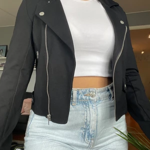 Kavaj - En inomhuskavaj som aldrig är använd och lite ser ut som en skinnjacka✨