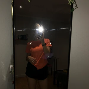 KARHU träningströja orange  - Träningströja med reflex i använt skick. Fin tröja från KARHU i storlek 36/S! Säljer då den inte kommer till användning😊💕 köparen står för frakten! 